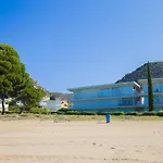 Magnifico Apartamento Renovado En Primera Linea De Playa Con Terraza, Piscina Y Parking, Roses - Es-228-109